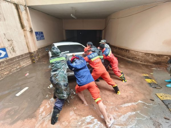 云南富民县遭强降雨一小区车库被淹：抽水机器人抽排30小时