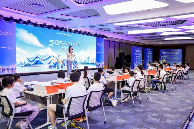 “互联护苗2026”研学活动带青少年现场“手搓”机器人