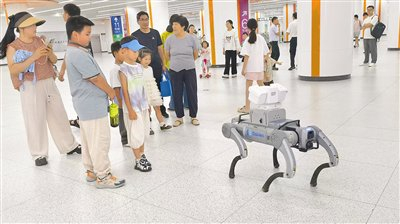 9台机器人进驻文化中心地铁站