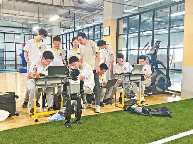 少年“工程师”暑期备战机器人足球赛