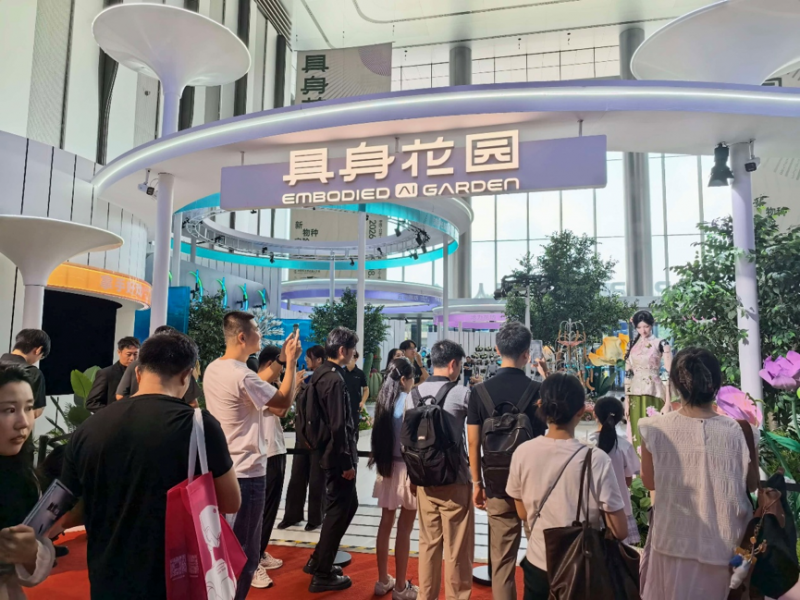 美到了！世界机器人大会上机器人颜值在变高｜聚焦2026世界机器人大会