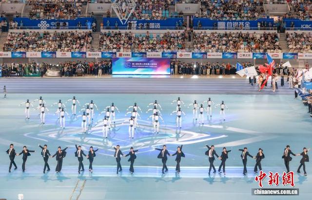 8月22日晚，第二届世界人形机器人运动会在国家速滑馆“冰丝带”拉开帷幕。 中新社记者 贾天勇 摄