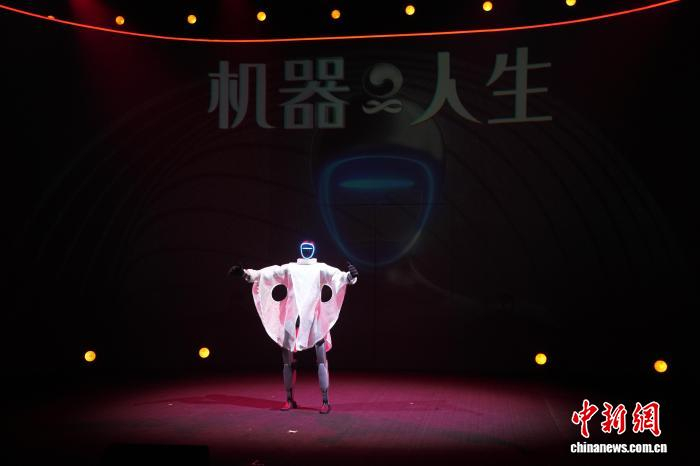 真人与机器人同台共演 《机器人生》在沪探索舞台新可能