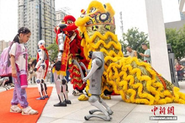 湖北武汉中小学开学 人形机器人迎新
