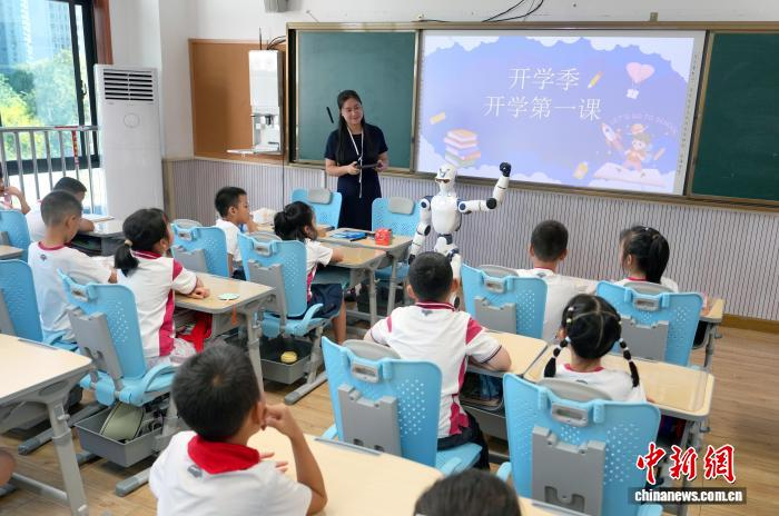 四川成都：机器人登上“开学第一课”