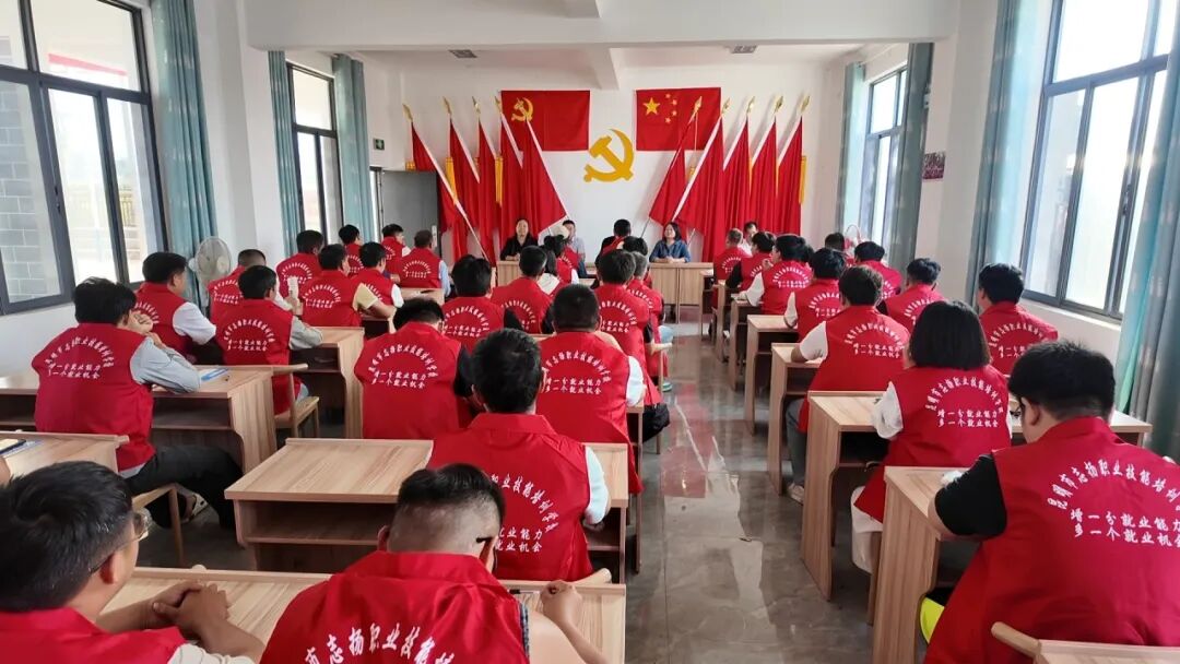 【我为群众办实事】金牛镇：叉车培训送到家门口 群众就业练就 “硬本领”